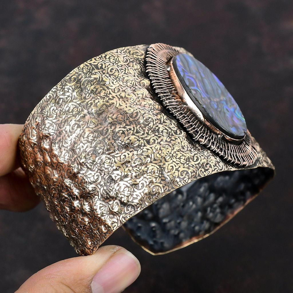 Bransoletka z muszli abalonu, owijana drutem miedzianym, mankiet z kamieniami szlachetnymi, ręcznie robiona bransoletka, regulowana bransoletka mankietowa, elegancka miedziana biżuteria, prezent dla niej