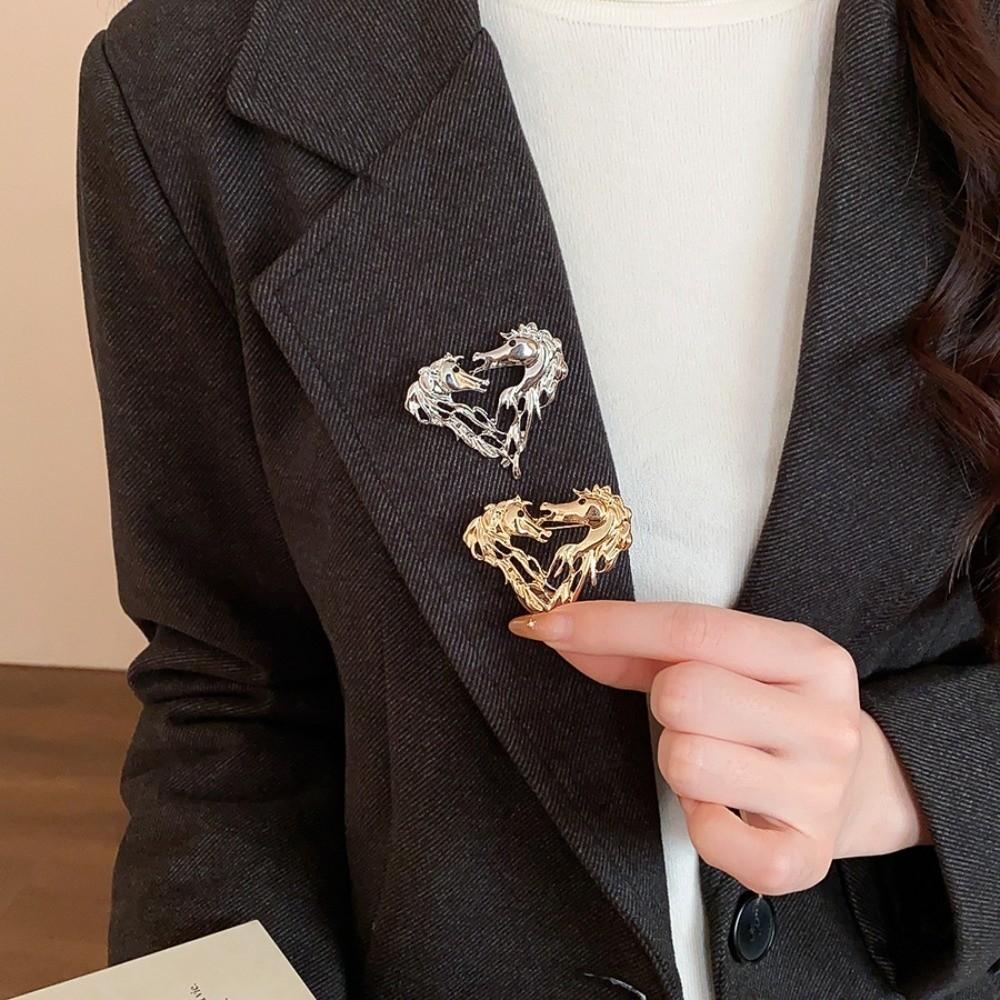 Horse Year Zodiac Animal Pins Zinc Zinc Alloy Hollow-out Metal Pony Badge Pin Zodiac Horse Head Brooch Gift