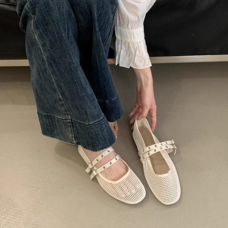 

Модные сетчатые дышащие балетки летние новые с круглым носком и неглубоким вырезом, с заклепками, металлической пряжкой, мягкой подошвой, нескользящие одинарные туфли 40
