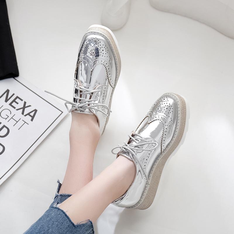 

Модные Броги с Резьбой Маленькая Кожа Британский Стиль На Шнуровке Платформа Обувь Маффины На Танкетке Одинарная Обувь Повседневная Обувь HZB-2931-9 34 серебряный