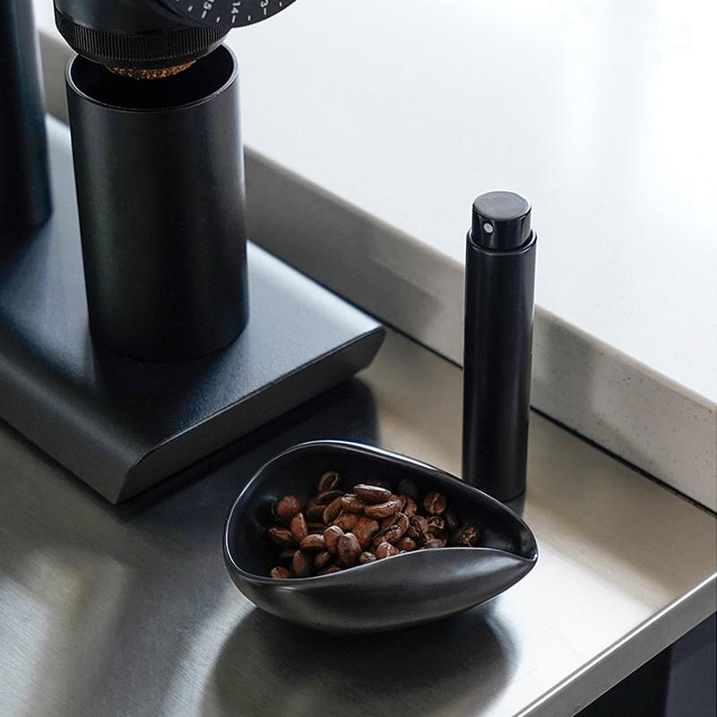 Dávkovací misky na kávová zrna a sprej Přenosný zvlhčovač Prášek proti odletování a statické elektřině Příslušenství k mlýnku na espresso