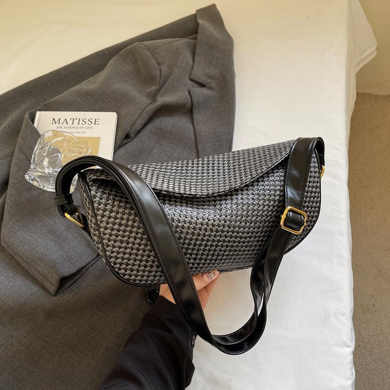 

Weaving trend autumn and winter personality 2025 new large capacity fashion dumpling bag commuter portable shoulder messenger bag 30*11*14