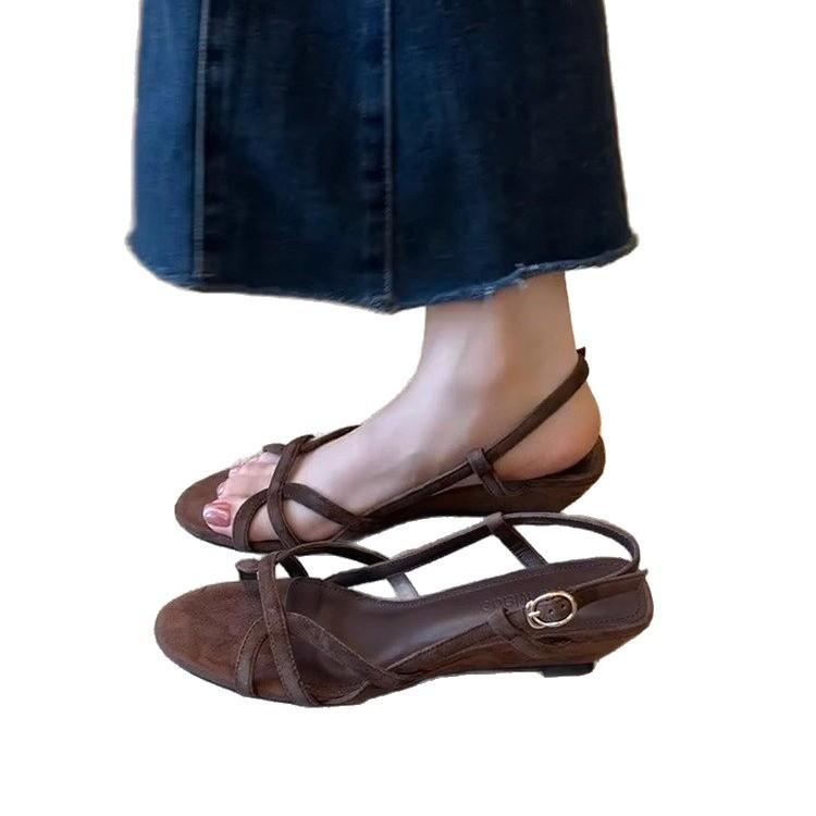 Retro hohle Sandalen mit offenen Zehen für Damen 2025 Sommer neue modische vielseitige nicht müde Fuß Keilabsatz weichsohlige Römerschuhe