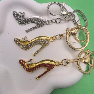 Llavero y Colgante de Coche de Tacón Alto de Cristal con Pedrería