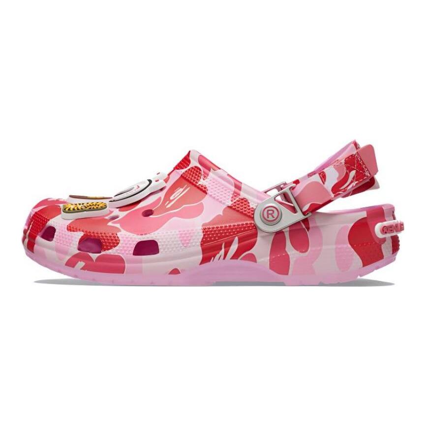 A BATHING APE x Crocs Klasické Crocsy s maskáčovým potiskem pohodlné a univerzální boty s dírami unisex růžové