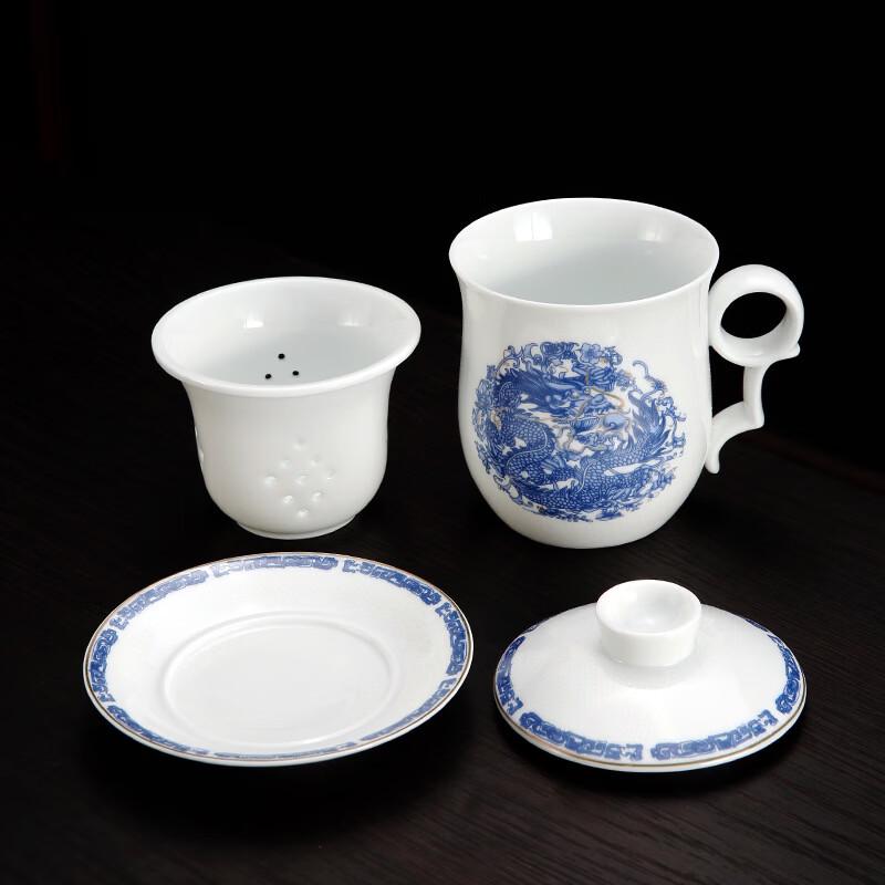 Ceramiczny kubek do herbaty ze smokiem w locie i uchwytem