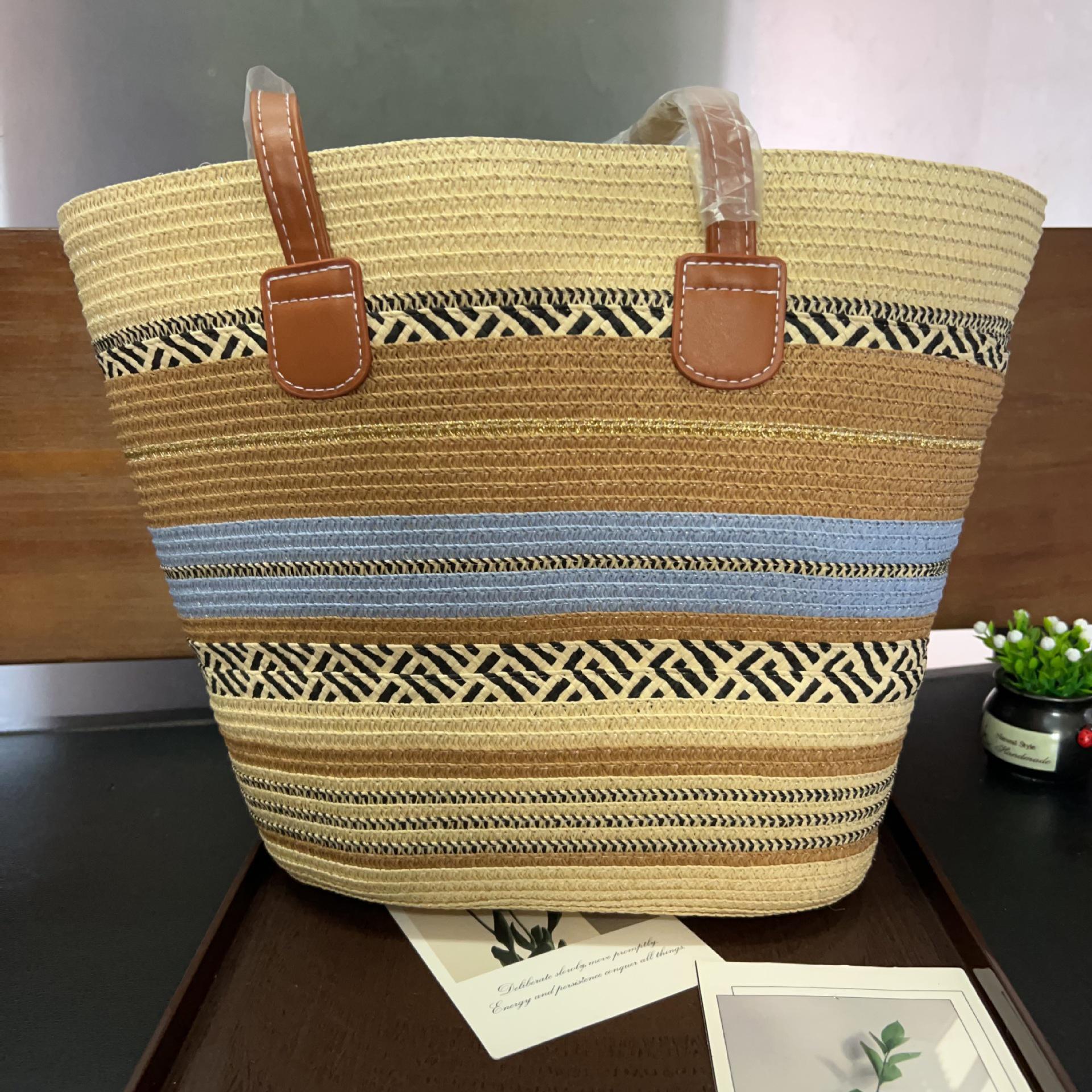 

Богемний етнічний набір для відпустки: Солом яні капелюхи та жіночі літні дорожні сумки для захисту від сонця на морському узбережжі.