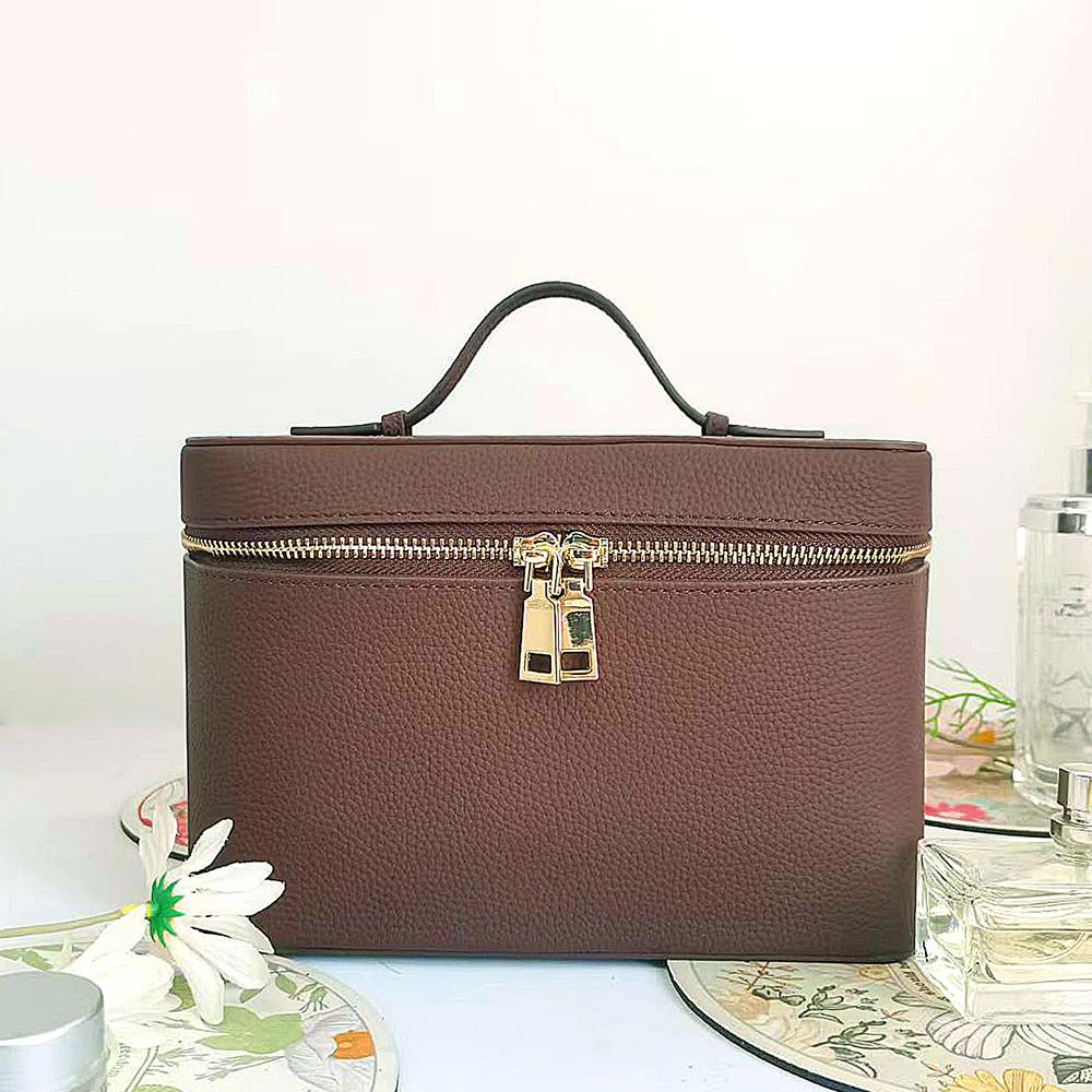 

Travel Portable Luxury Engrave Letters Cosmetic Bag For Woman Large Capacity Lady Toiletry Bag Custom Name Leather Make Up Bag кавовий