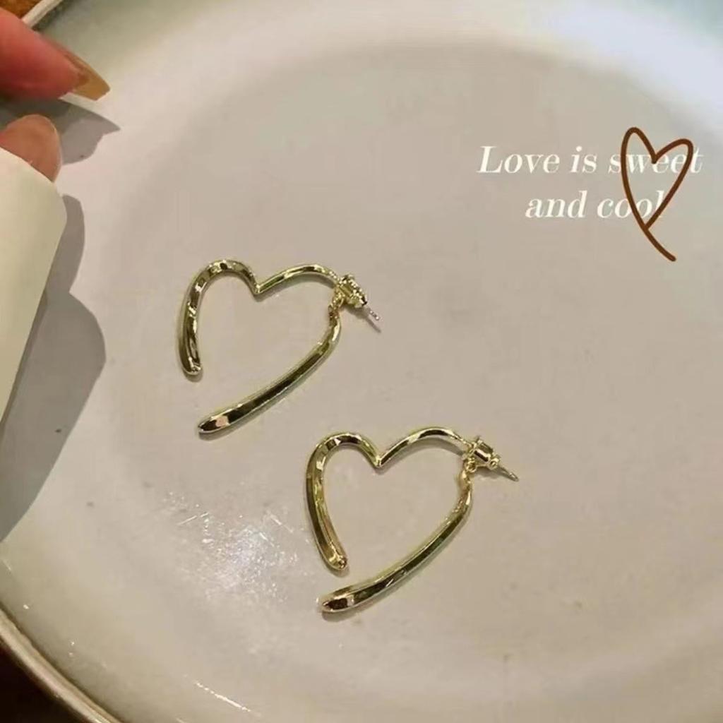 Simple and cold wind Metal love earrings Versatile design cross peach heart earrings Femininity advanced earrings