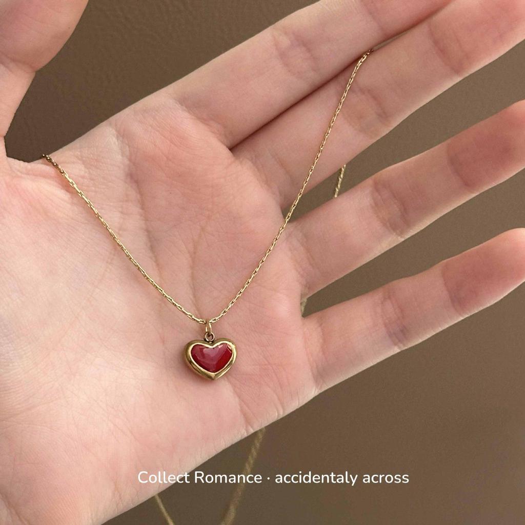 Rote Liebesanhänger-Halskette: Doppelseitiges Herz, Titanstahl, Hohe Farberhaltung, Japanisches & Koreanisches Design