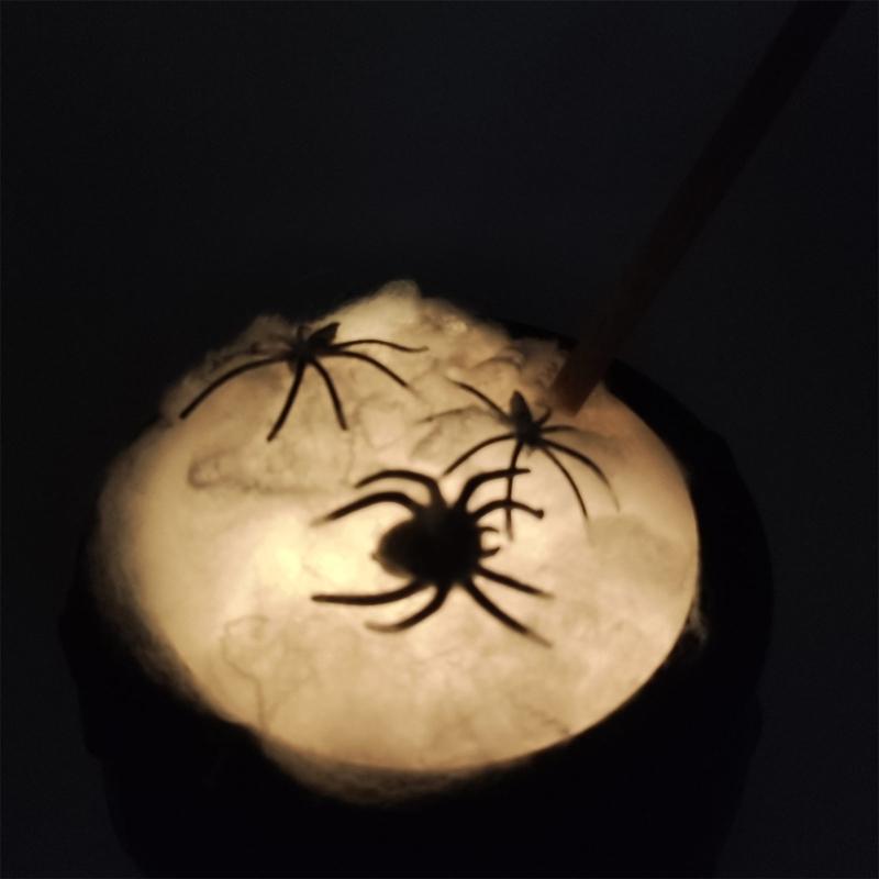 Mini leuchtendes Halloween-Kessel-Dekorationsset mit Rührstab und Themenfiguren für Raumdekoration und Partytische