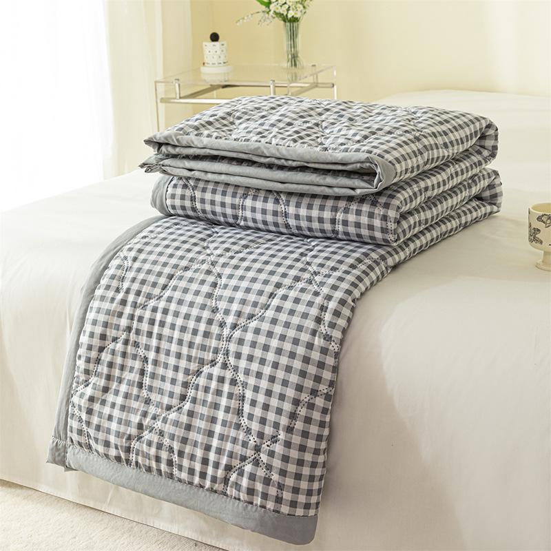 Cartoon Style Summer Quilt, Machine Washable Cotton, 100x150x200, Perfect for Dorms and Air-Conditioned Rooms.