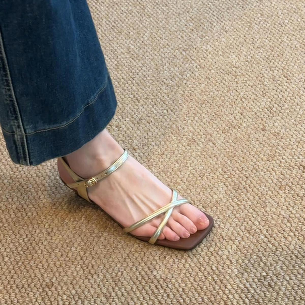 

Ретро танкетка уличные сандалии женские универсальные однословные с квадратным носком с открытым носком высококлассная обувь 35 золотой