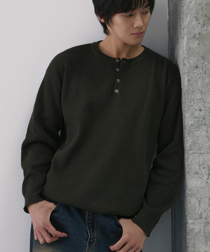 NODU Drain Henley Neck Knit [Khaki]