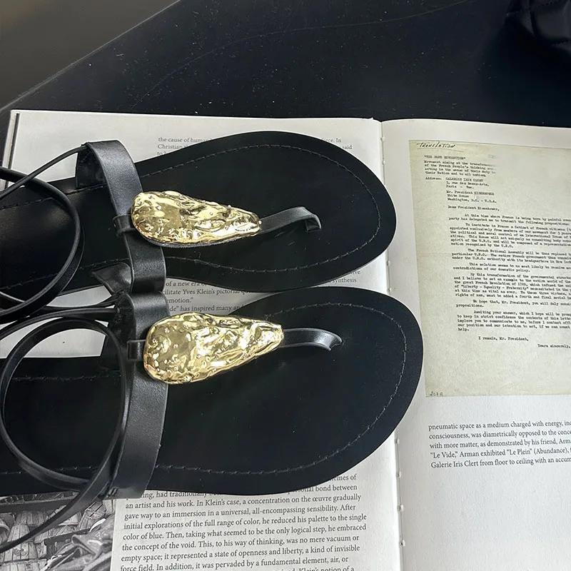 Fashion Fashion Metal Decoration Flat Sandals Women Luxury Designer Ankle Strap Flip Flops Summer Light Comfortable Slippers Sandalias