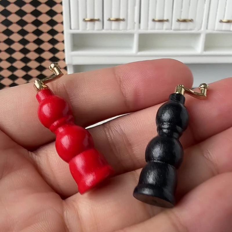 

2Pcs Dollhouse Miniature Accessories 1:12 Mini Red And Black Grinding Machine Model Toy Restaurant Scene Decoration