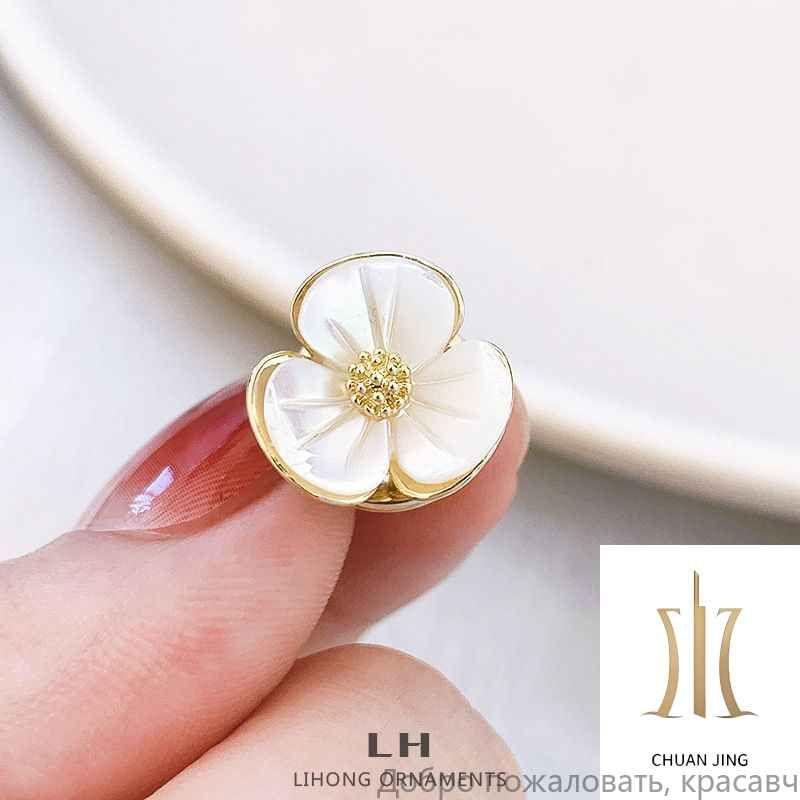 

Маленька брошка-шпилька без шиття для жінок, використовується для закріплення бутоньєрок, одягу та лацканів піджаків. One Size