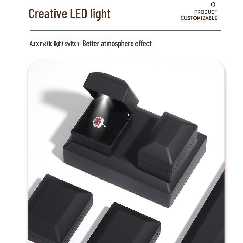 Anpassbare Schmuck-Geschenkbox mit Beleuchtung für Ringe, Armbänder, Halsketten & Anhänger