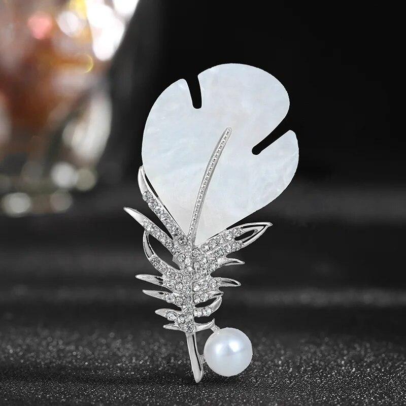 Fashion Crystal Shell Feather Brooch Pins For Women Luxury White Pearl Gold Color Party Wedding Gifts Clothing Accessories