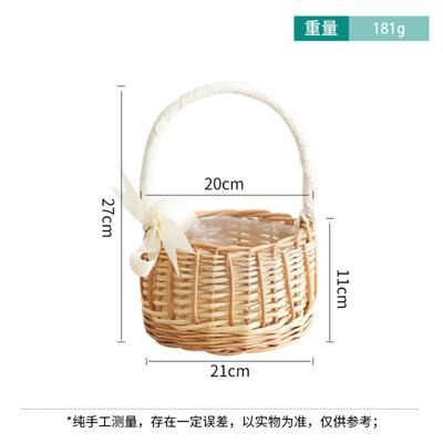 Handkorb aus geflochtenem Rattan Handkorb aus geflochtenem Rattan