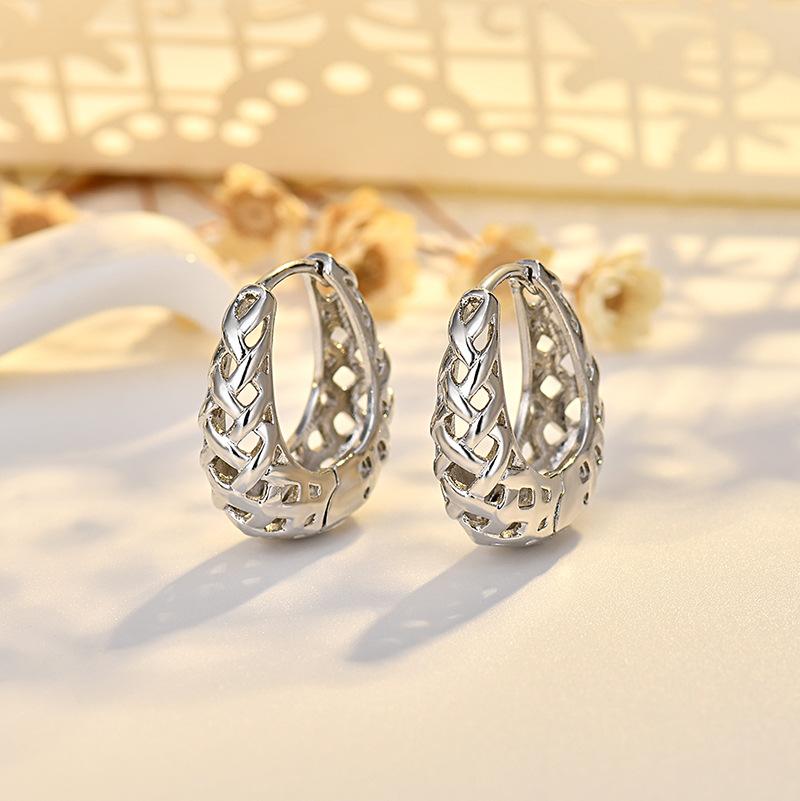 

Gold U-shaped Dark Hand-held Hollow Earrings Fashionable Niche Ear Buckles