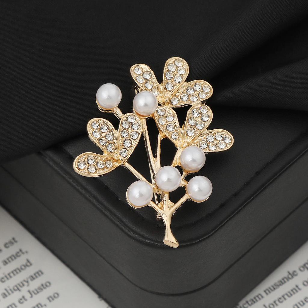 Elegant Versatile Light Luxury Corsage Brooch with Niche Design - Anti-Exposure Pin