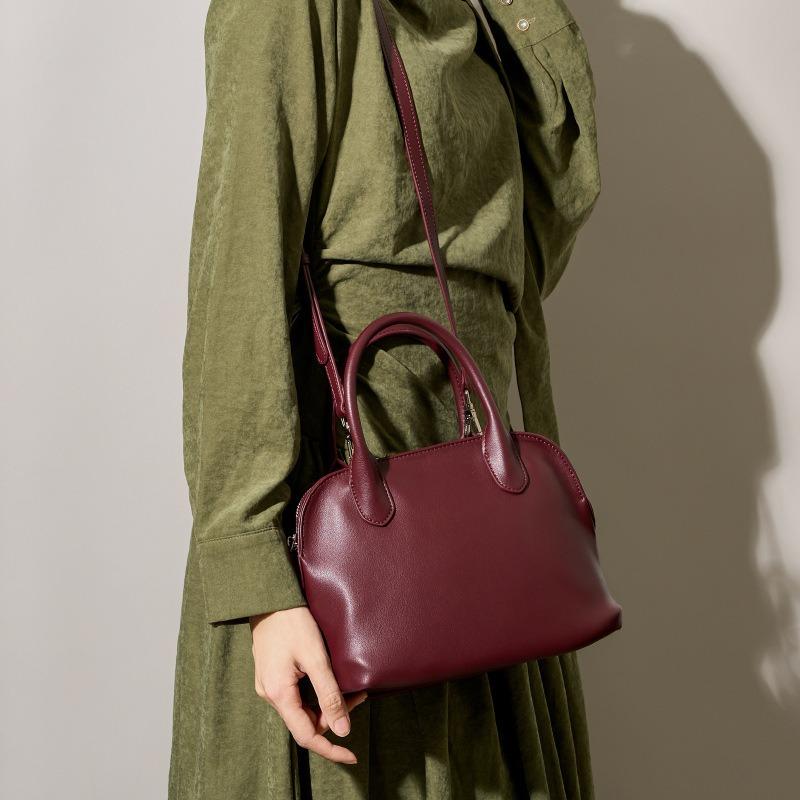Niche high-end sense first layer cowhide pleated portable women European and American temperament versatile large capacity messenger shell bag