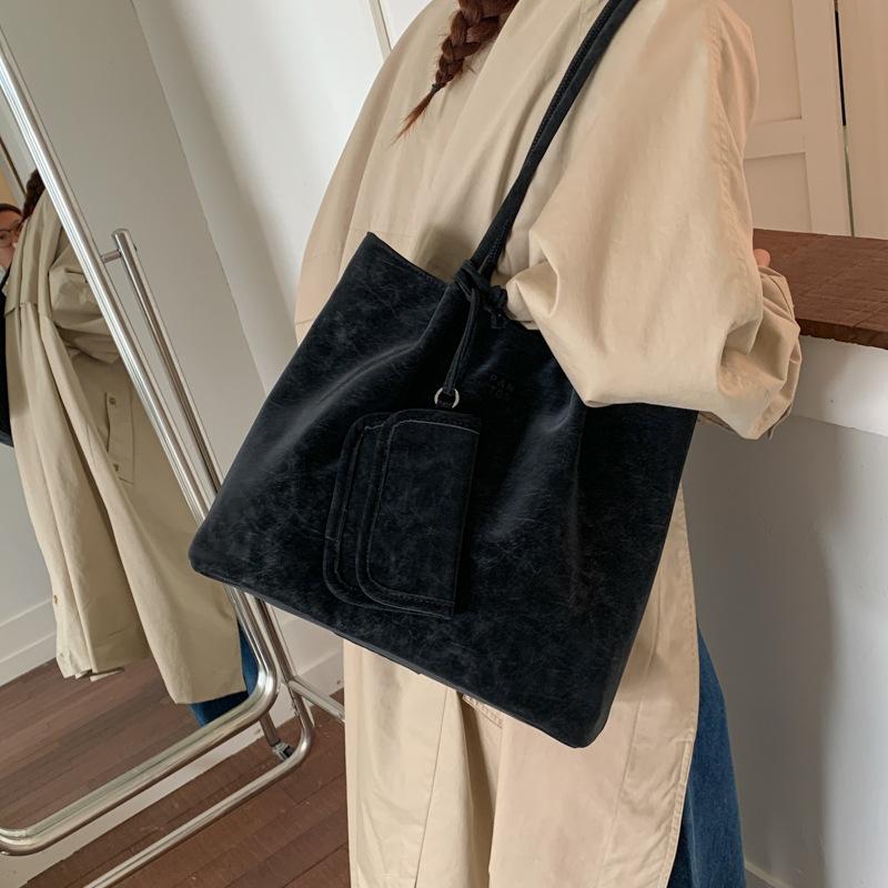 Large-capacity Bags Women's Autumn and Winter 2025 New Casual Shoulder Bags Are Popular This Year, with Simple Texture and Commuter Tote Bags.