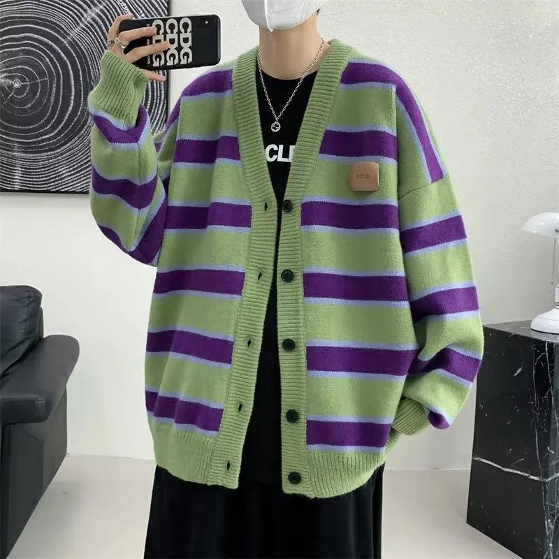 

Стильный кардиган с вязаными нашивками, осень-зима, контрастные цвета, в полоску, мужская одежда, молодежный стиль, V-образный вырез, свободный свитер L зелёный