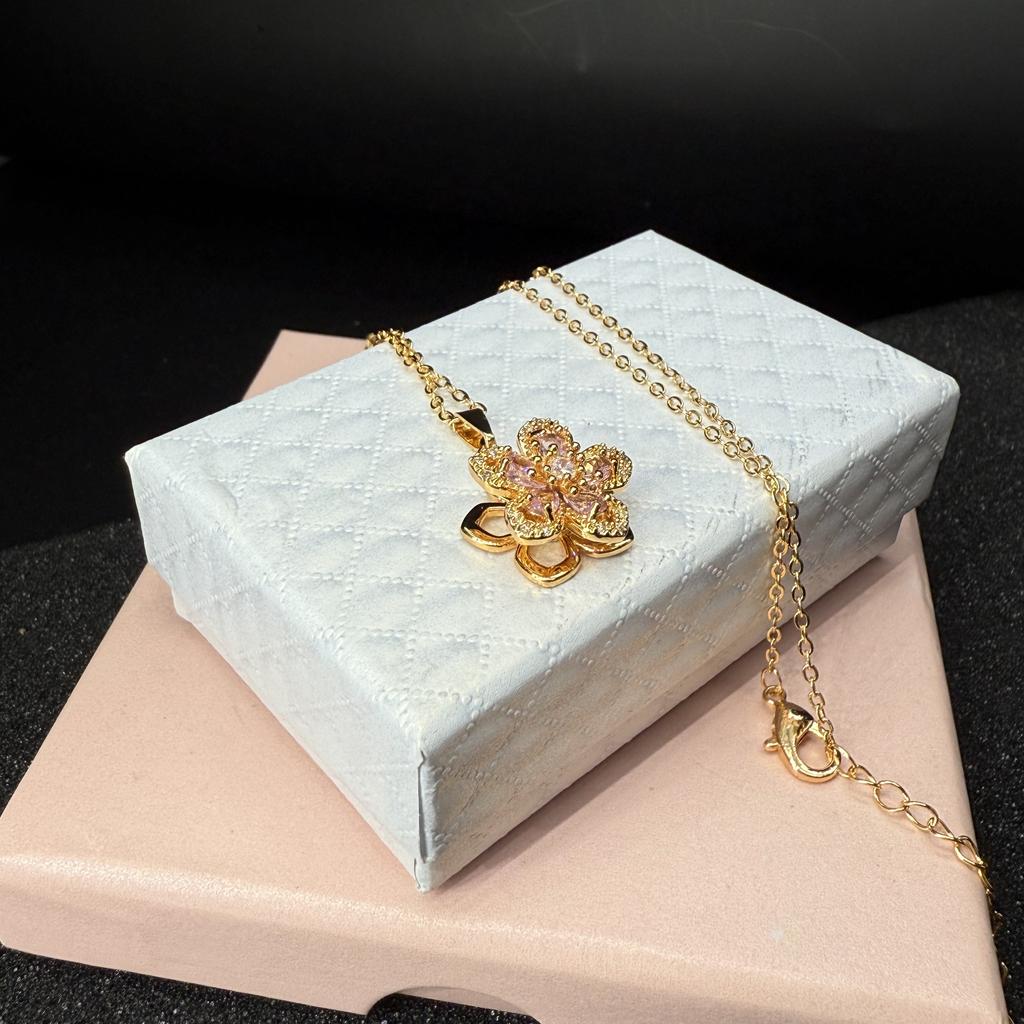 Collier tendance pour femme avec un pendentif floral rotatif Design minimaliste, parfait comme cadeau d'anniversaire