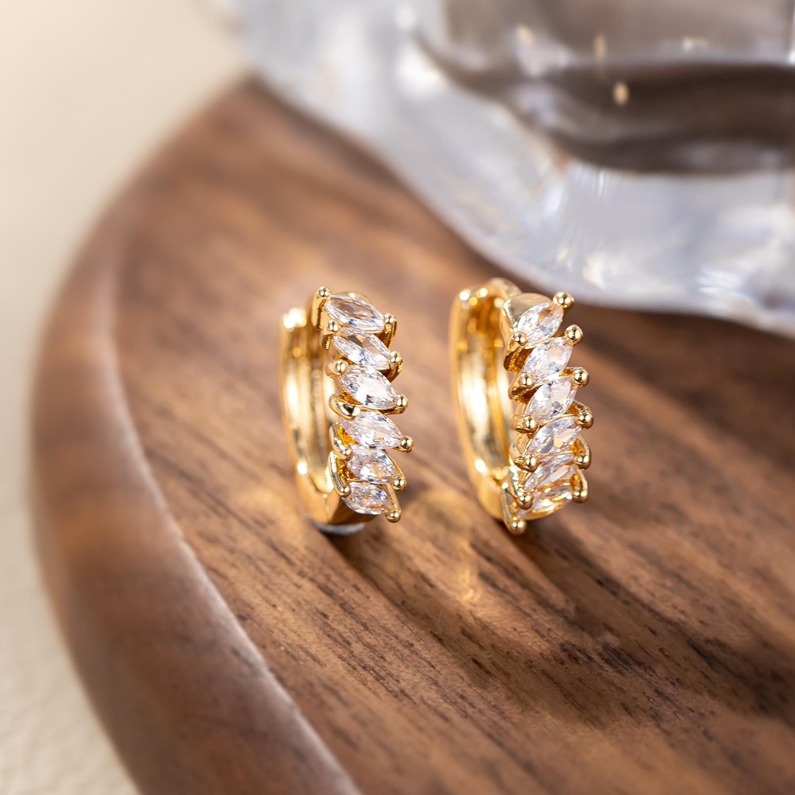 European  American Retro Korean Rhinestone Stud Earrings for Women - Light Luxury Diamond Style