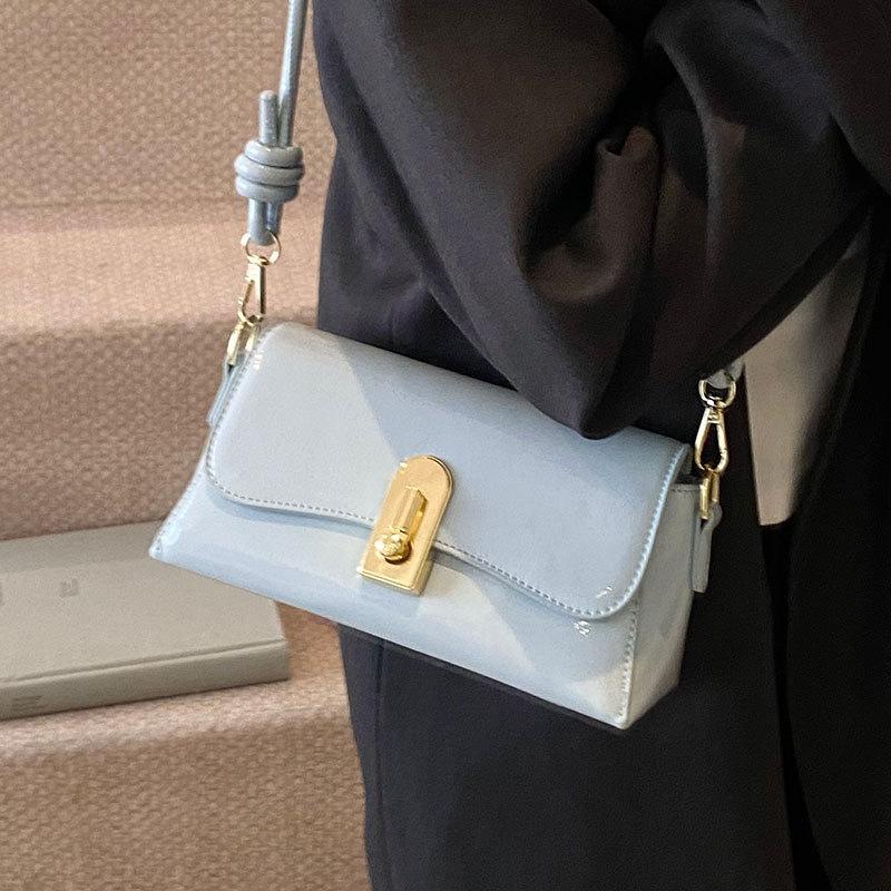 This year, Korean simple commuter style women's temperament small square bag high sense casual versatile fashion messenger bag is popular.