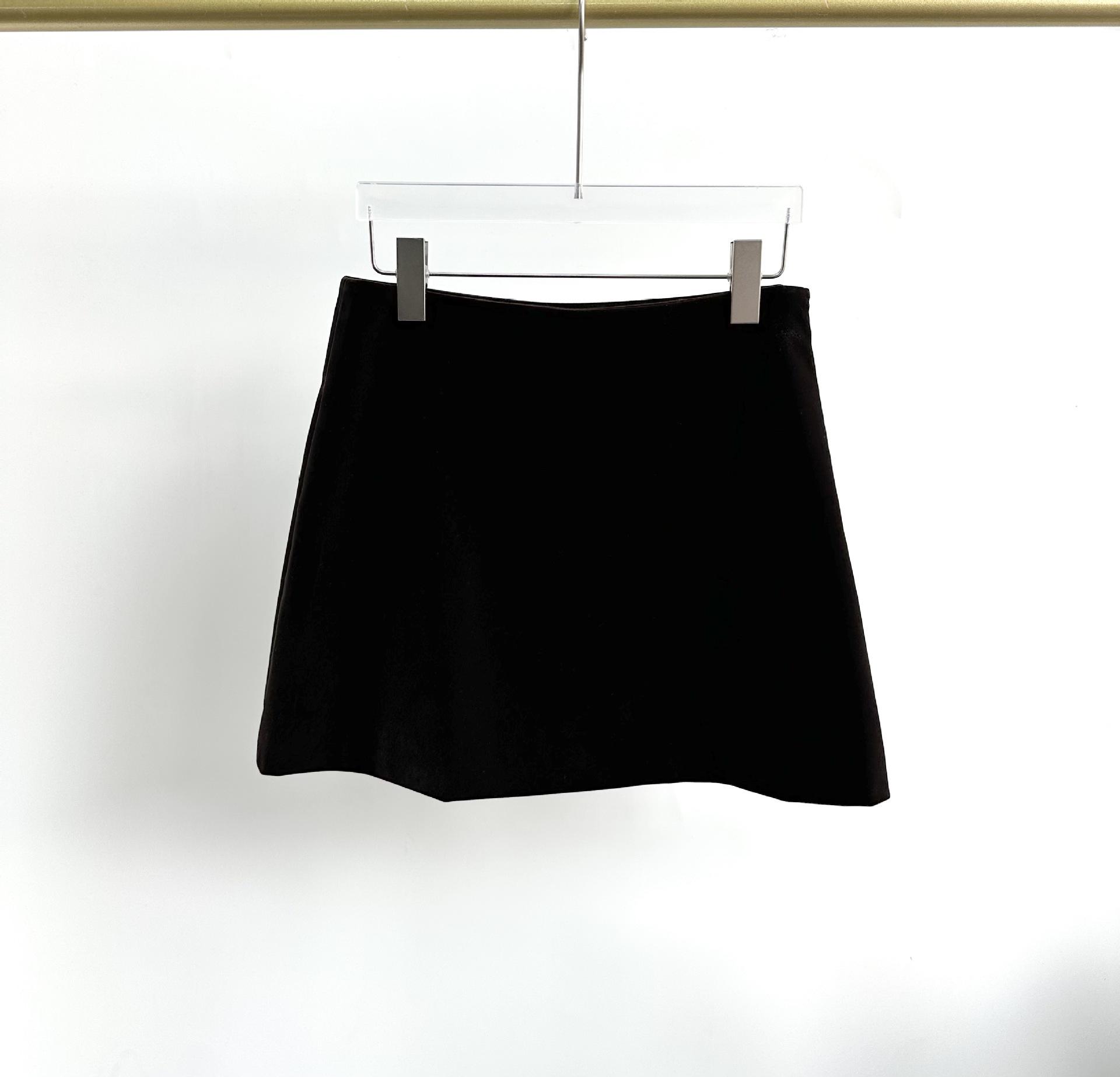 

Элегантный темно-коричневый однобортный пиджак и юбка в комплекте L