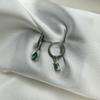 Srebrne pr. 925 wiszące damskie kolczyki łezki z cyrkoniami w kolorze emerald - srebro 925