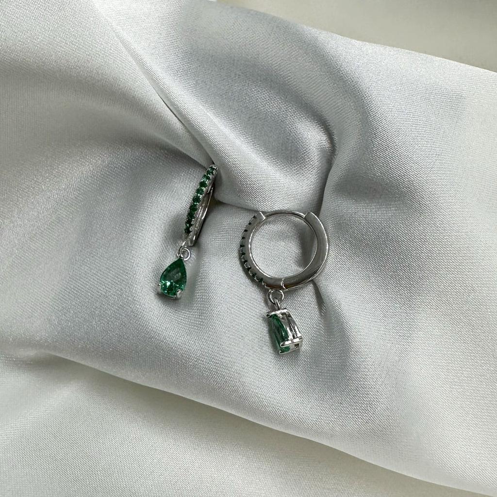 Srebrne pr. 925 wiszące damskie kolczyki łezki z cyrkoniami w kolorze emerald - srebro 925