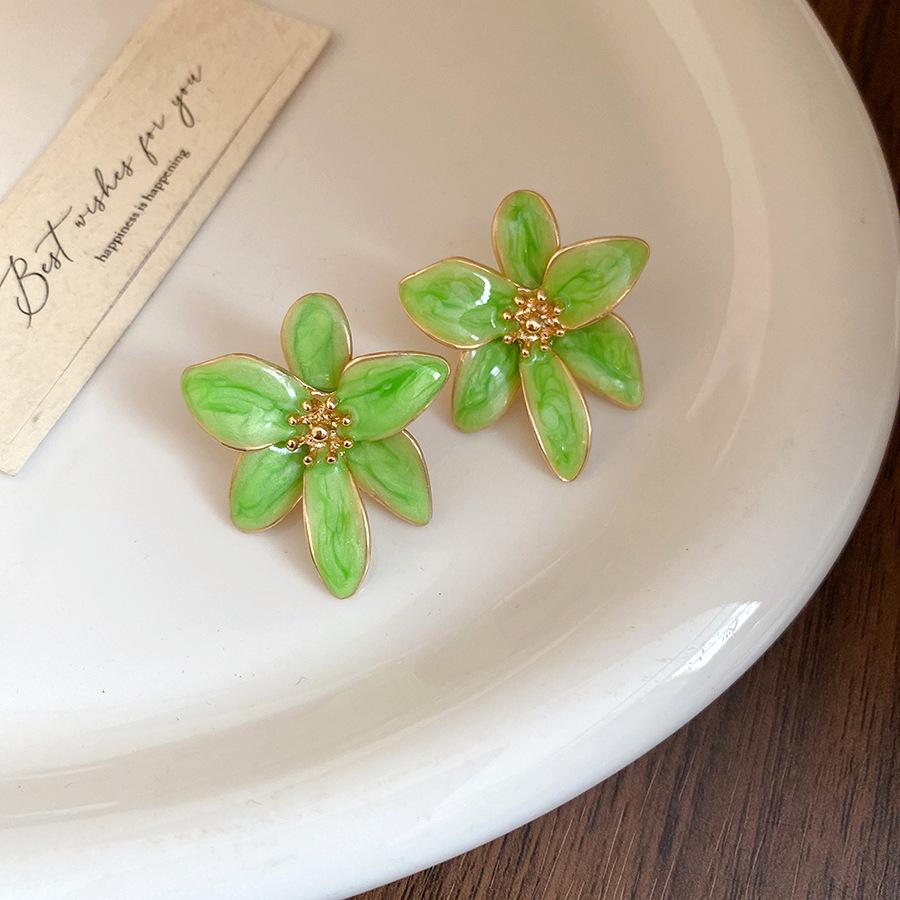 

Exquisite silver needle dripping oil flower stud earrings retro court style simple fashion earrings light luxury high-end earrings