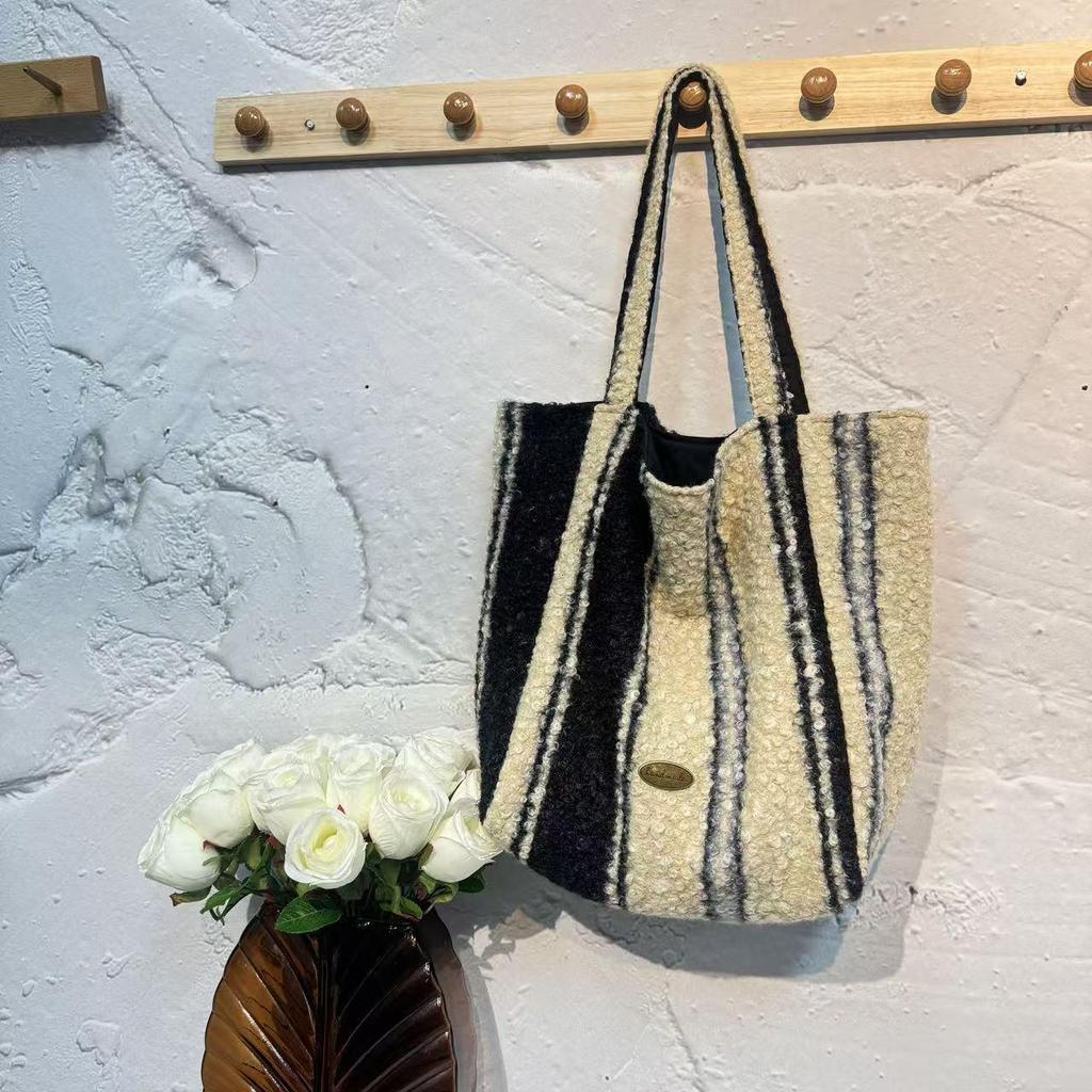 2026 New Ins Style Reversible Woolen Tote: Autumn/Winter Large Capacity Trendy Shoulder Shopping Bag