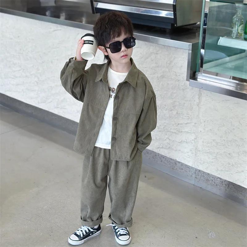 Set Autunnale alla Moda per Ragazzi: Completo due pezzi: Camicia a tinta unita con colletto + Pantaloni a coste