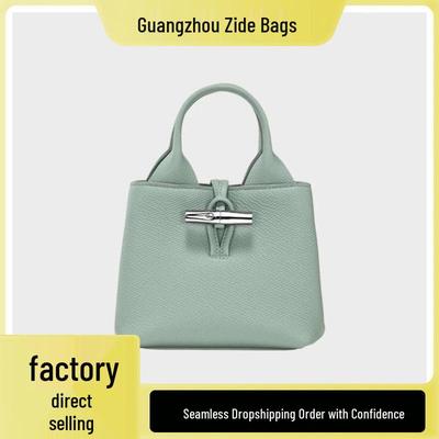 Borsa a Mano Versatile Dragon Xiang: Borsa a secchiello alla moda con grana di litchi e manico in bambù, tracolla.