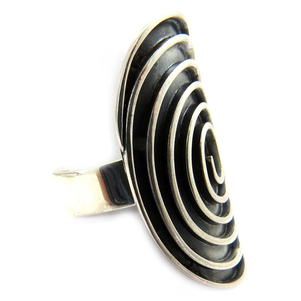 Postarzany srebrny pierścionek „Choreografia”.