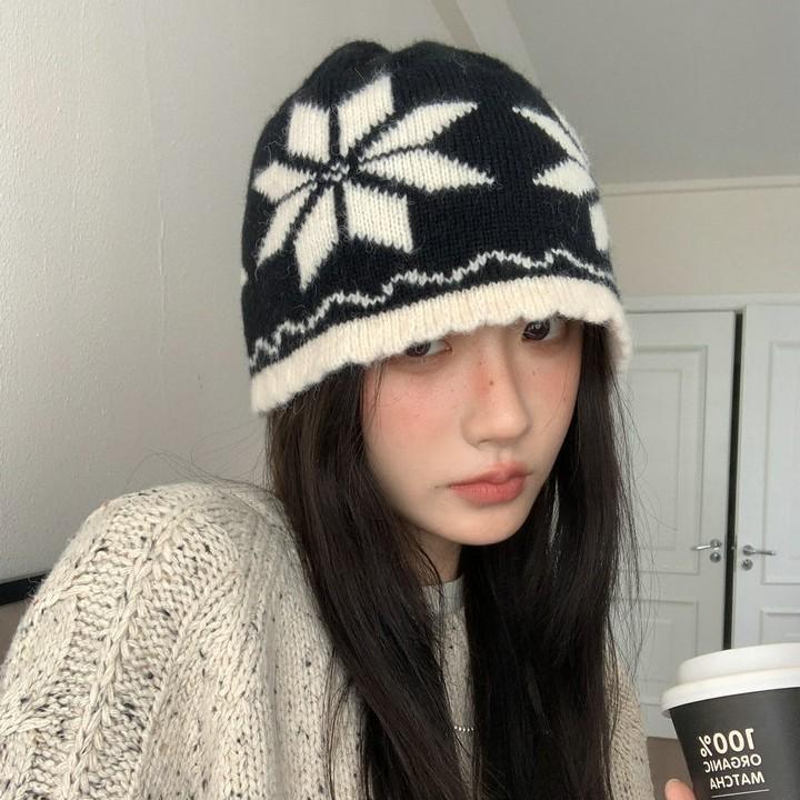 Retro big snowflake jacquard knitted pullover hat autumn and winter atmosphere warm versatile cold hat fashion wool hat