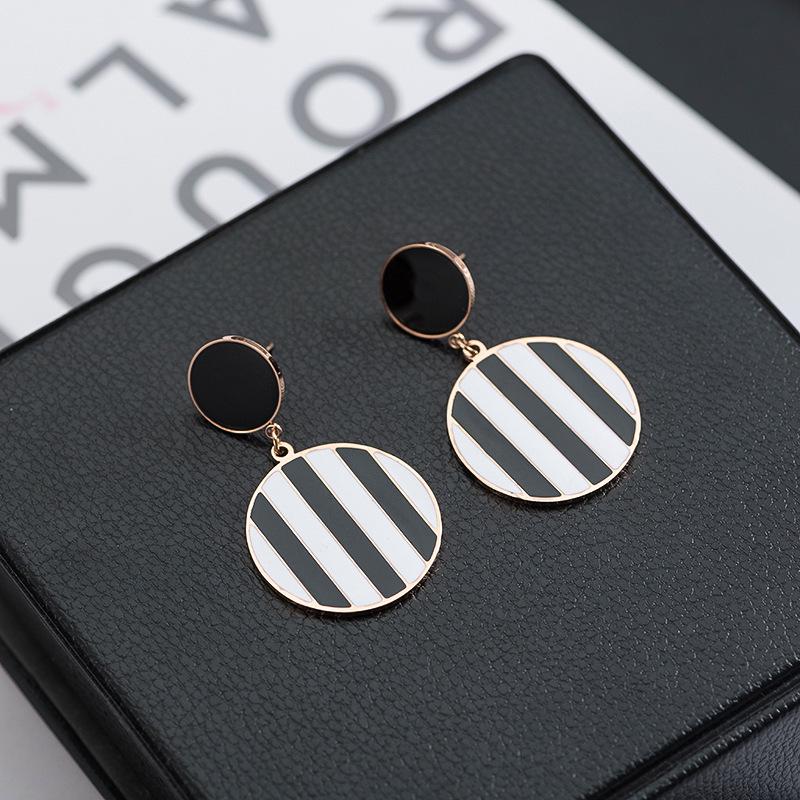 

Korean Style Cute Round Earrings in Black and White Stripes, Titanium Steel, Rose Gold Studs for Women розового золота
