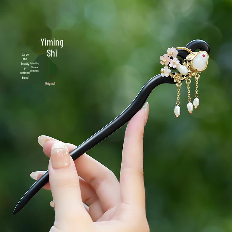 Elegant Ebony Flower Hairpin for Women – Ancient Style, High-End Feel, Simple Chinese Design, Perfect for Daily Use.