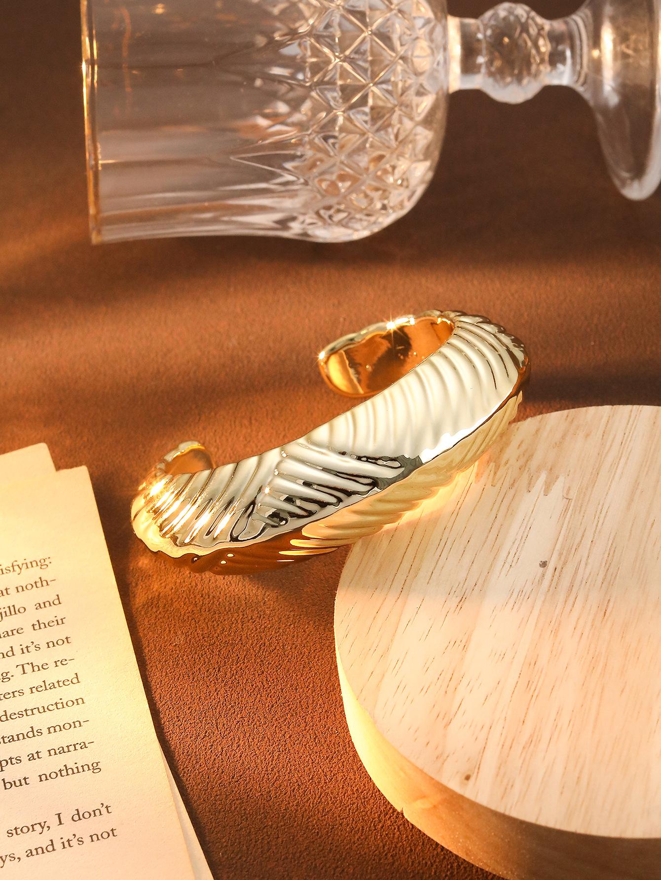 

Irregular Striped Open Bracelet, High-End Fashion Exaggerated Bracelet, Women S High Color Retention Bracelet, Bracelet, Bracelet, Jewelry.