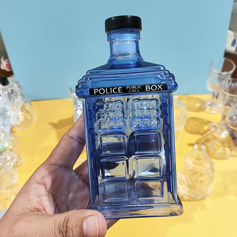 Ein kreativ gestalteter Dekanter in Form einer Polizeistation, eine einzigartig gestaltete 300-ml-Whiskyflasche, ein Mini-tragbarer Spirituosenspender