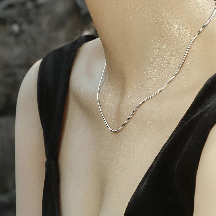 Collana S925 in Argento Puro Estremamente Sottile Stile Cool per Uomini e Donne, Catena a Osso di Serpente Argento Lucido Ins Lusso Leggero, 1MM Impilabile per Indossare