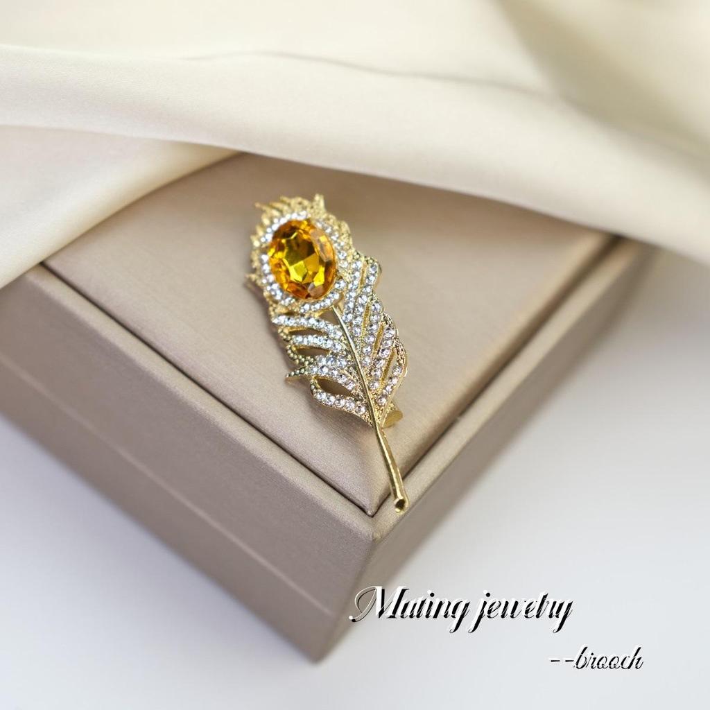 Nordic Chic Luxury Rhinestone Feather Brooch: Elegant Diamond-Studded Pin for Women's Coats and Blazers
