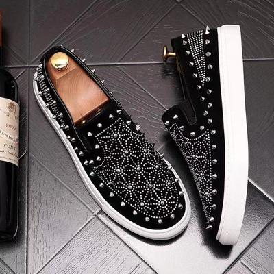 Męskie modne skórzane buty codzienne modne nity kryształki płaskie buty skate street fajne wsuwane mokasyny
