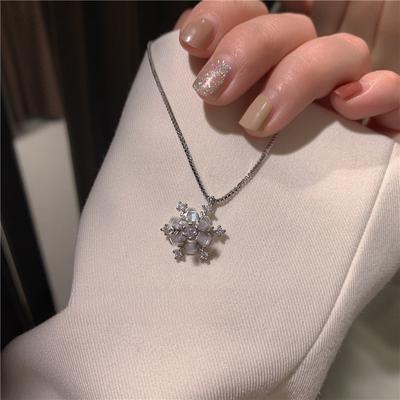 New Light Luxury Snowflake Necklace with High-end Temperament and Collarbone Chain for Women