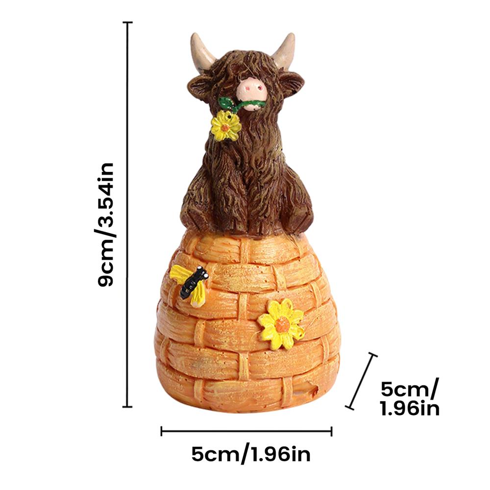 Highland Cow Holding Cute Animal Statue Cute Collectible Figurines Cow Decor Resin Cow Figurine Ornaments Decoration